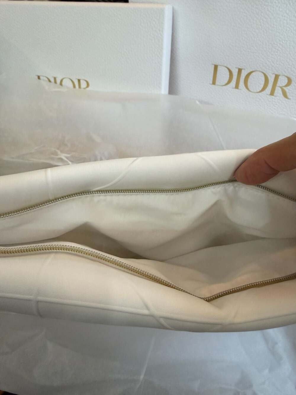 Dior Beauty White Quilted VIP Gift Cosmetics Pouch with Star Zipper Charm - Picture 6 of 8